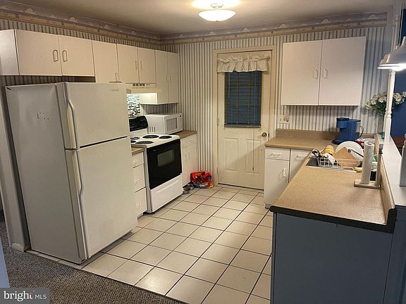 3rd image of 6 Weeping Willow Ct
