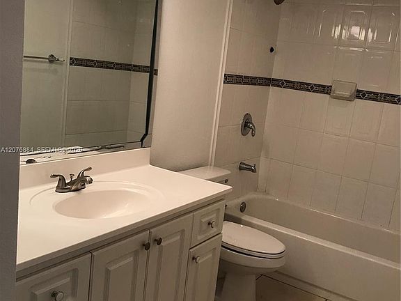 4th image of 555 NE 15th St APT 30E