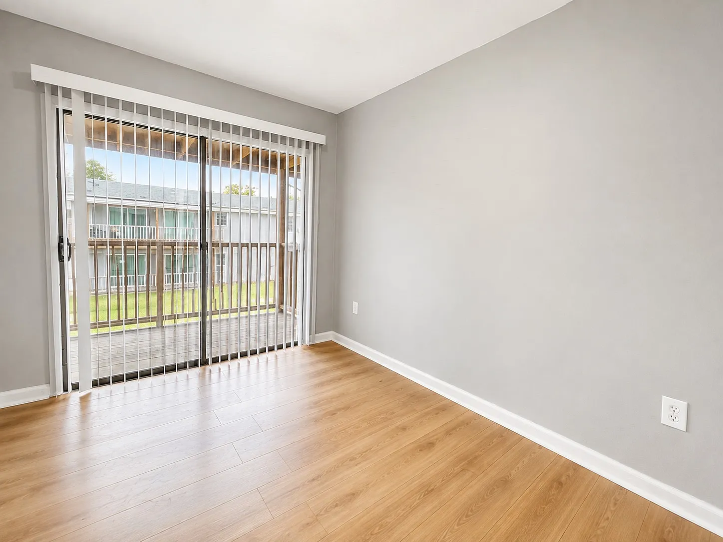 2 bed, 1.5 bath, 992 sqft, $1,550 — Photo 2