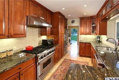 3rd image of 1545 N Columbus Ave