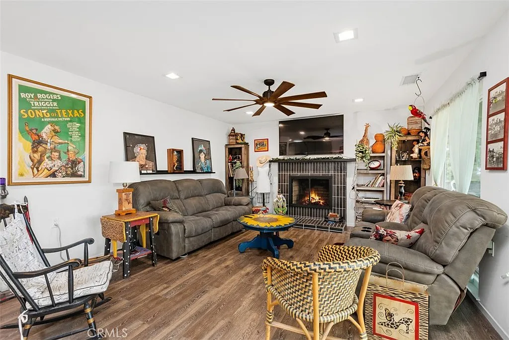 2 bed, 1057 sqft, $2,700 — Photo 2