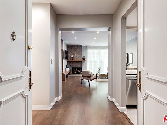 2nd image of 930 N Doheny Dr APT 317