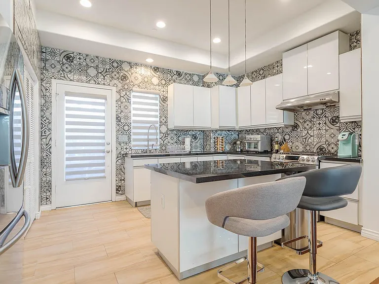 441 N Los Robles Ave — Photo 9