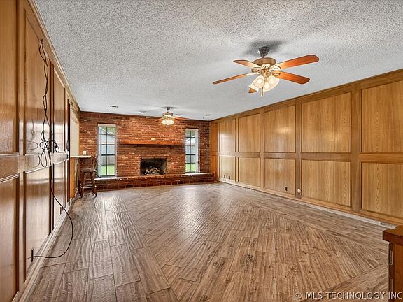 4th image of 5908 Whitney Ln