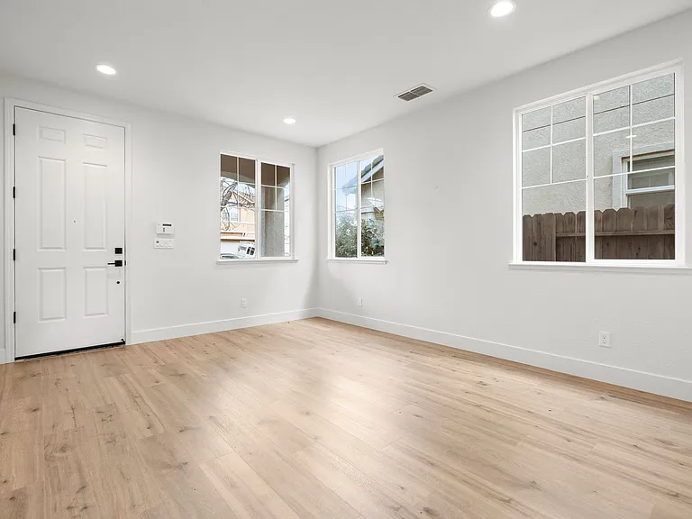 527 Scudero Cir — Photo 3