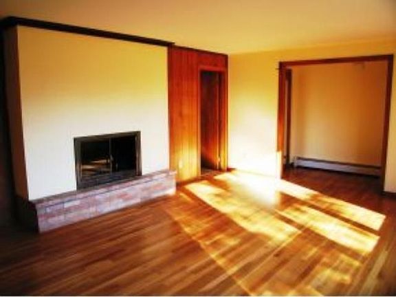 3rd image of 10 Oakwood Cir