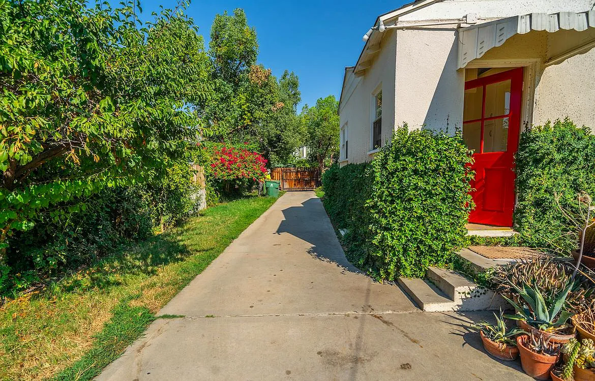 Cantaloupe Ave, Van Nuys — Photo 3