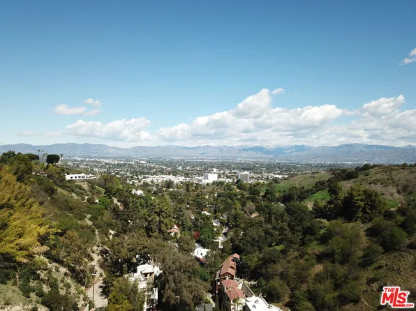 3905 N Hopevale Dr, Sherman Oaks, CA 91403