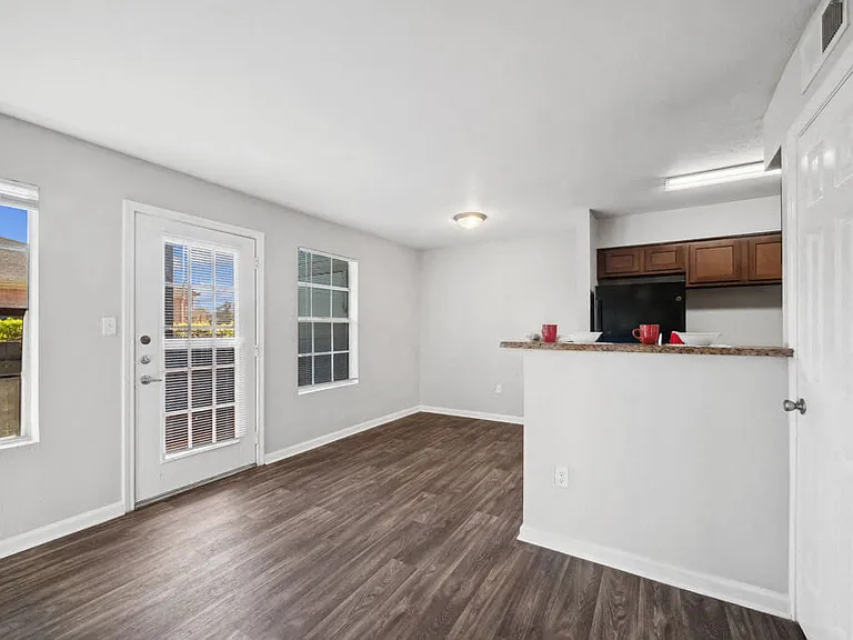 Forest Creek Apartments — Photo 3