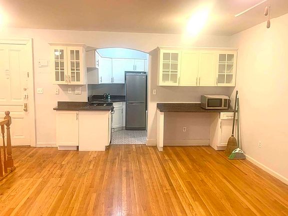 4th image of 150 W 76th St #B