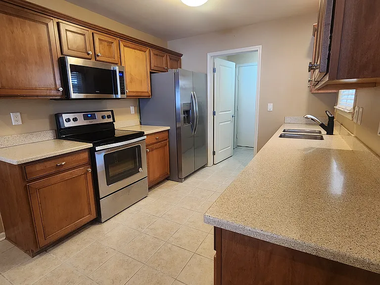 6146 Lone Oak Cir #B1 — Photo 8