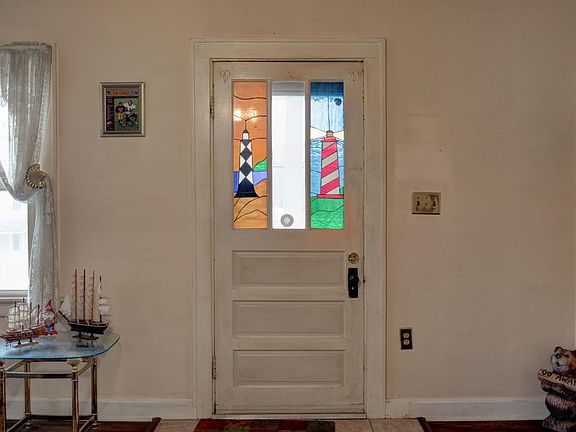 2nd image of 920 Front St
