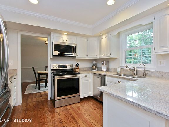 4th image of 738 Hillcrest Dr