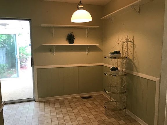 4th image of 1S303 Holyoke Ln