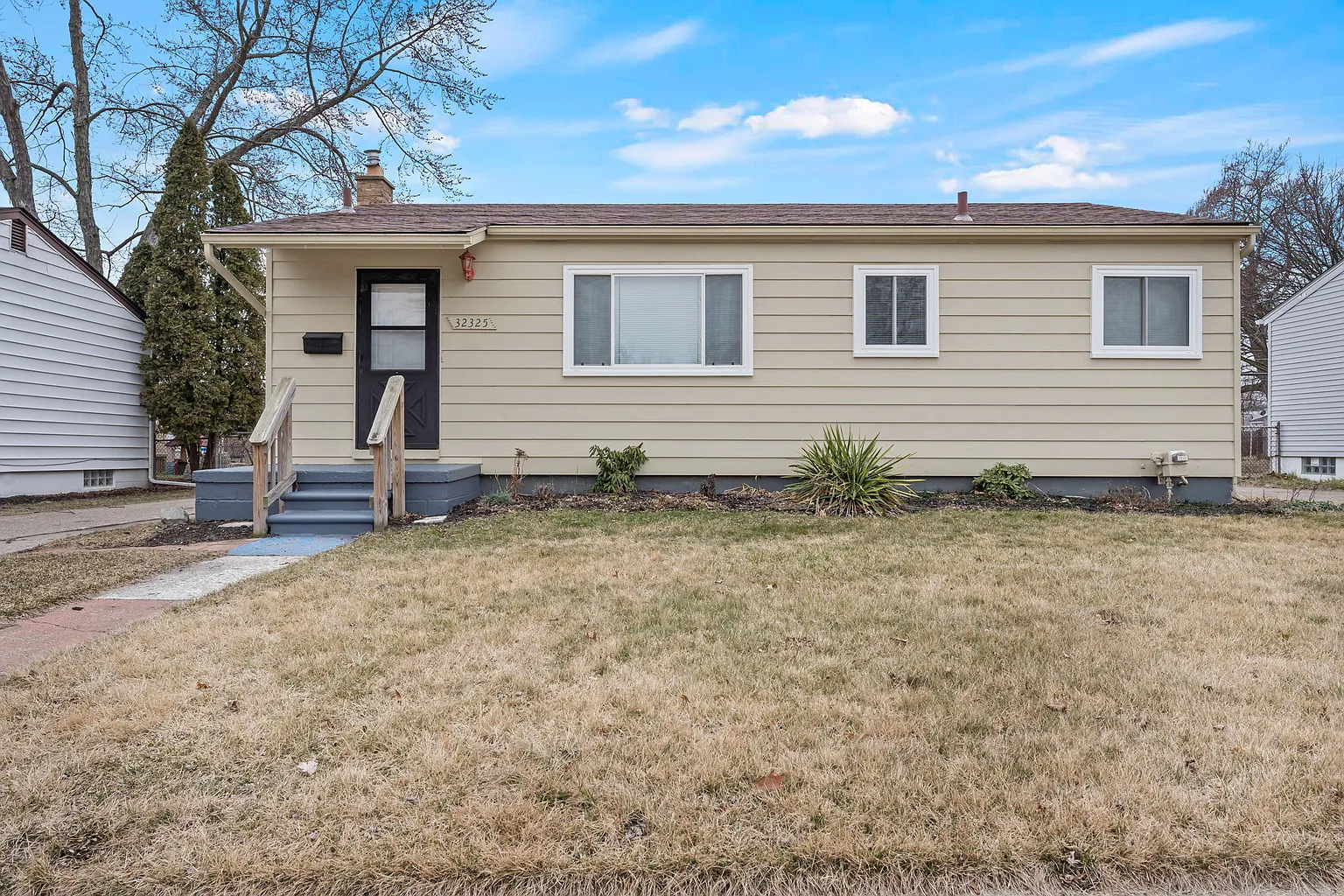 32325 Parkwood St photo 1
