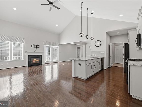 3rd image of 108 Trumpet Vine Dr