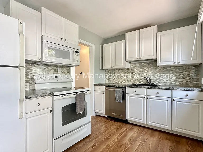 1596 Albany St — Photo 8