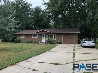 221 S 6th Ave, Brandon, SD 57005