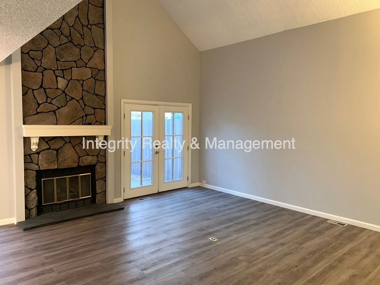 2 Bed/3 Bath, 2063 Sqft - 6418 S Hudson St — Photo 2