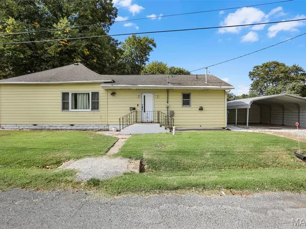 737 E Pearl St, Staunton, IL 62088
