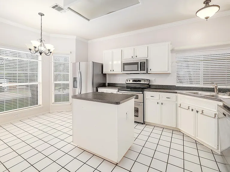 9401 Caracas Dr — Photo 10