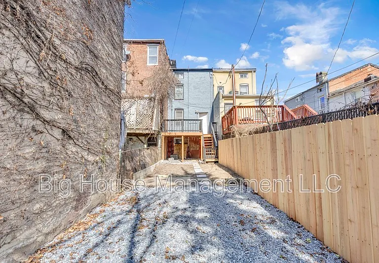 1105 W Lombard St — Photo 15