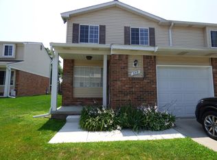359 Hampton Ct, South Lyon, MI 48178