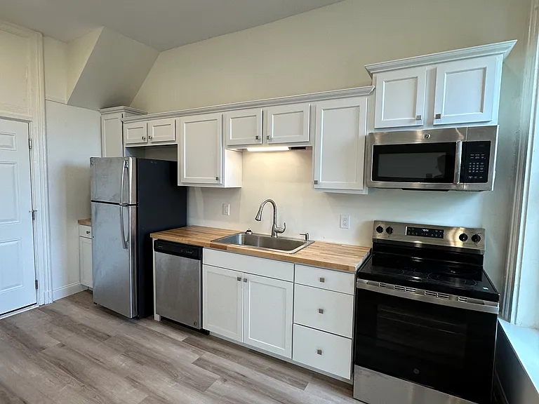 930 Summit Ave #1 — Photo 6