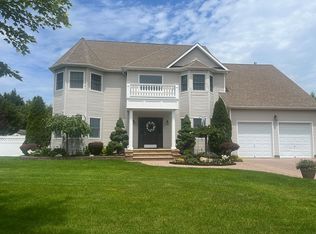 5 Gibbons Ct, Sayville, NY 11782