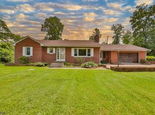 76 Hawks Schoolhouse Rd, Bloomsbury, NJ 08804