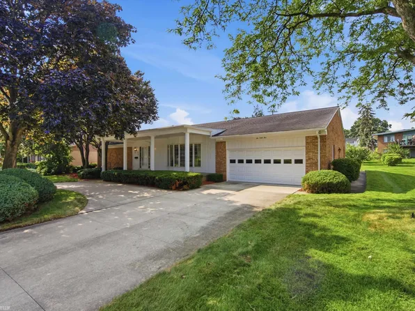 645 Wellington Cres, Mount Clemens, MI 48043