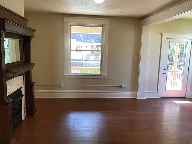 208 E Walnut St — Photo 8