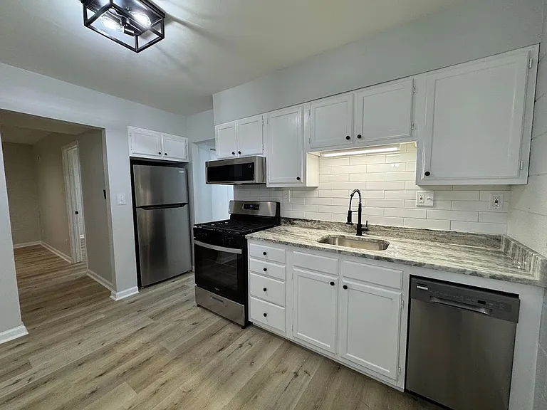 2205 Hathaway Dr — Photo 3