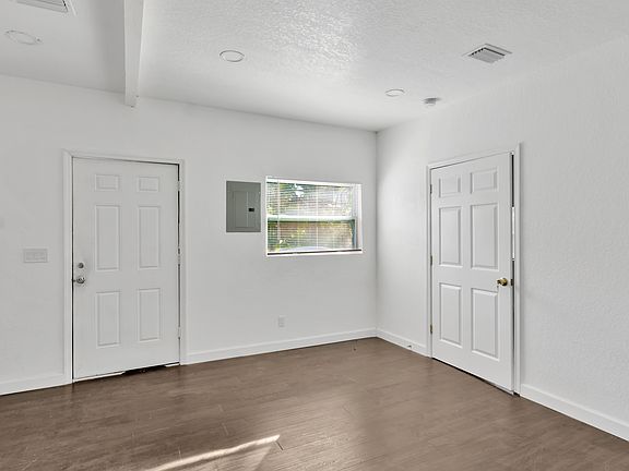 4th image of 610 Woodlawn St #B