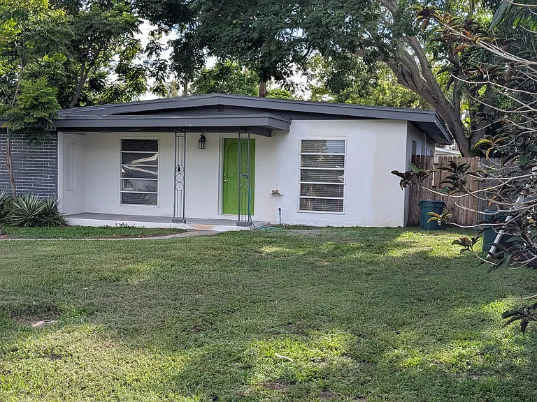 2132 Riviera Dr — Photo 3