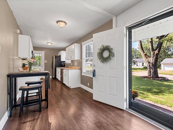 3rd image of 12142 Parkwood Pl
