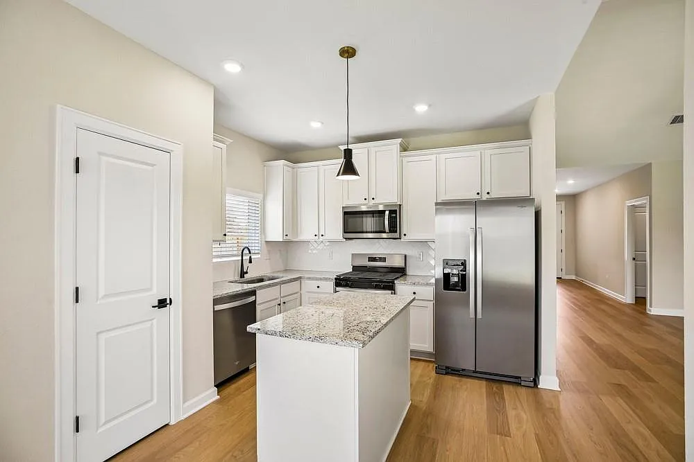 3 bed, 2.0 bath, 1683 sqft, $2,965 — Photo 4