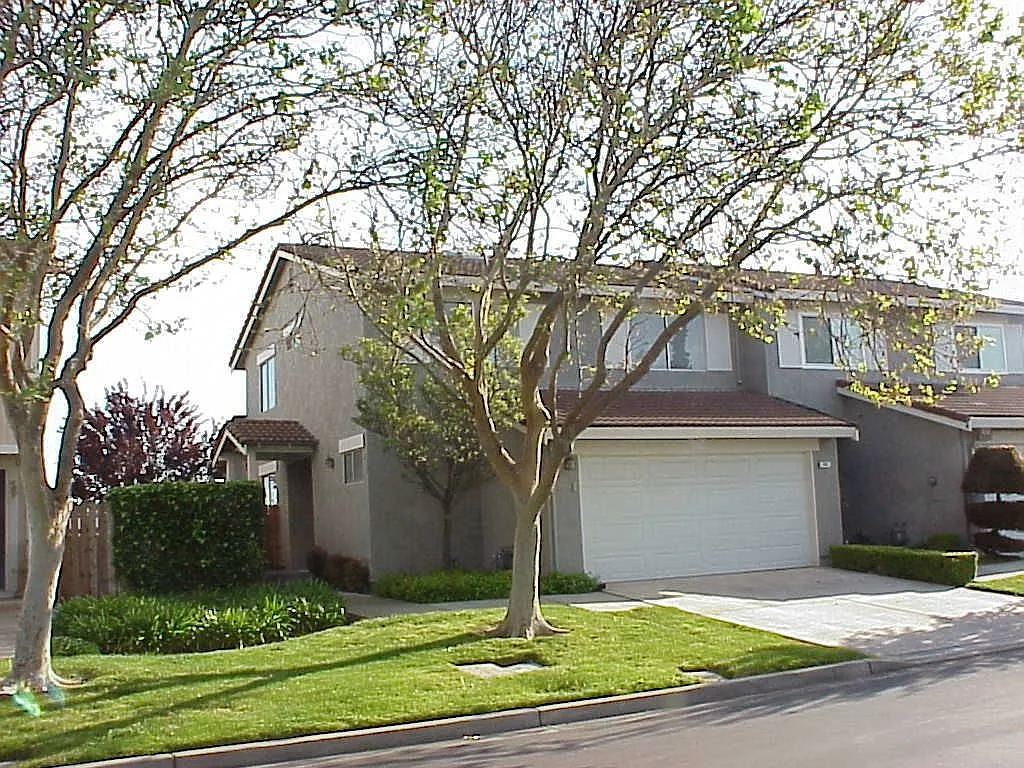 48 Edgewater Pl photo 1