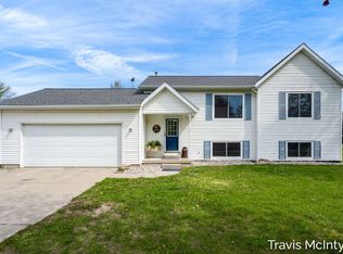 75 Cleveland St E, Coopersville, MI 49404