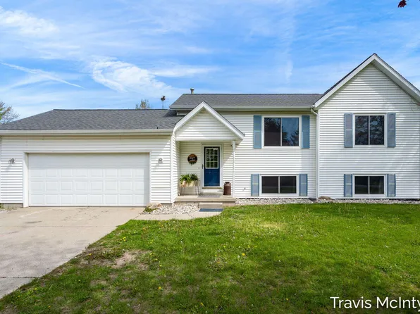 75 Cleveland St E, Coopersville, MI 49404