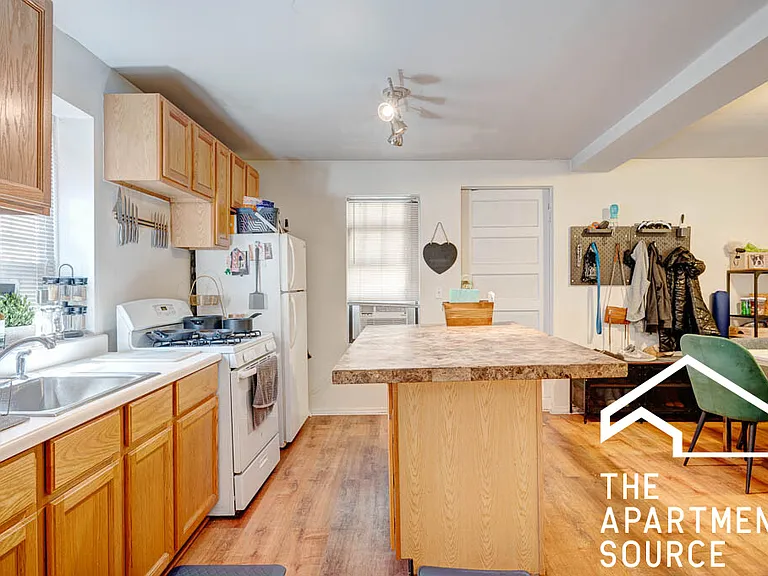1627 N Winchester Ave #1R — Photo 2