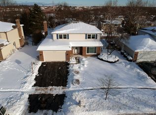 572 Cortland Dr, Lake Zurich, IL 60047