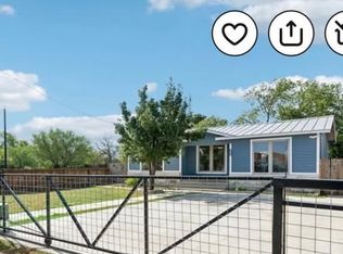 1118 E Chavaneaux Rd #2, San Antonio, TX 78221