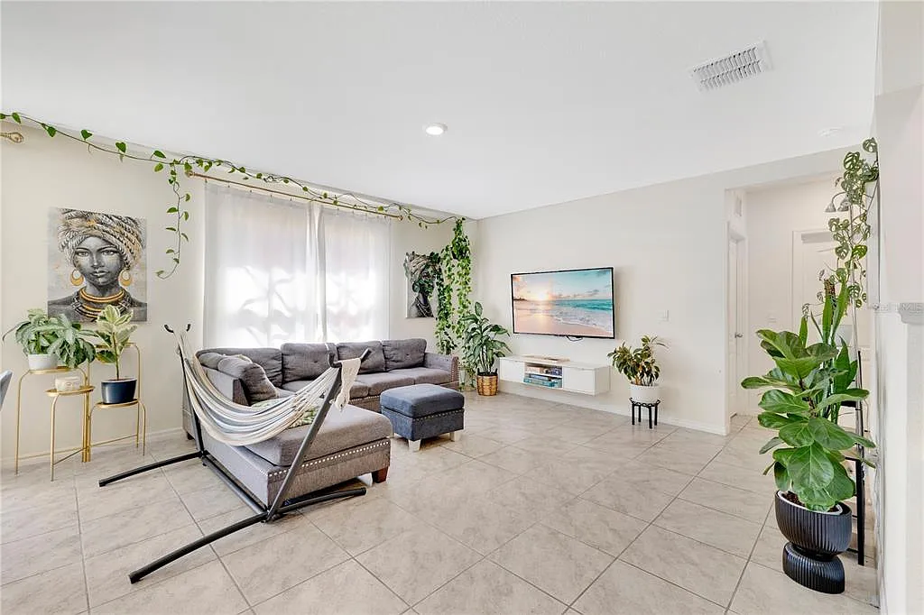 6 bed, 3.0 bath, 2696 sqft, $3,000 — Photo 4
