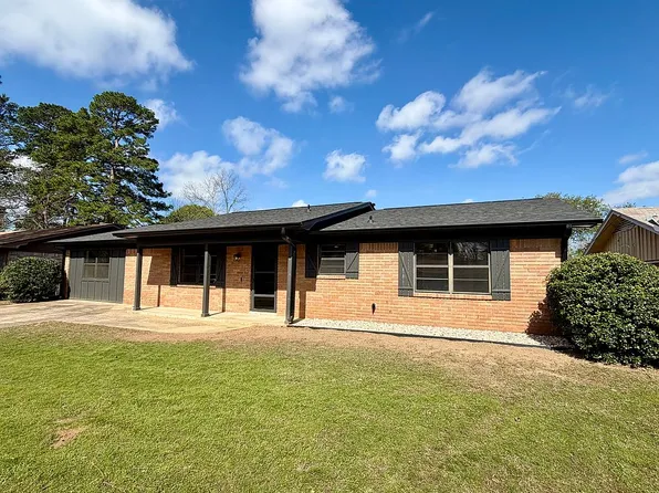 109 E Greenfield Dr, Wake Village, TX 75501