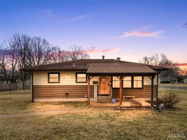 1760 Fernbrook Ln, Florissant, MO 63031