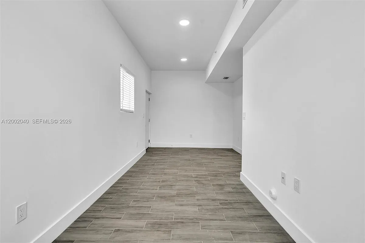 Building Photo - 584 NW 35th St #2