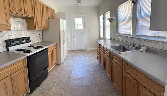 210 Pine St — Photo 11