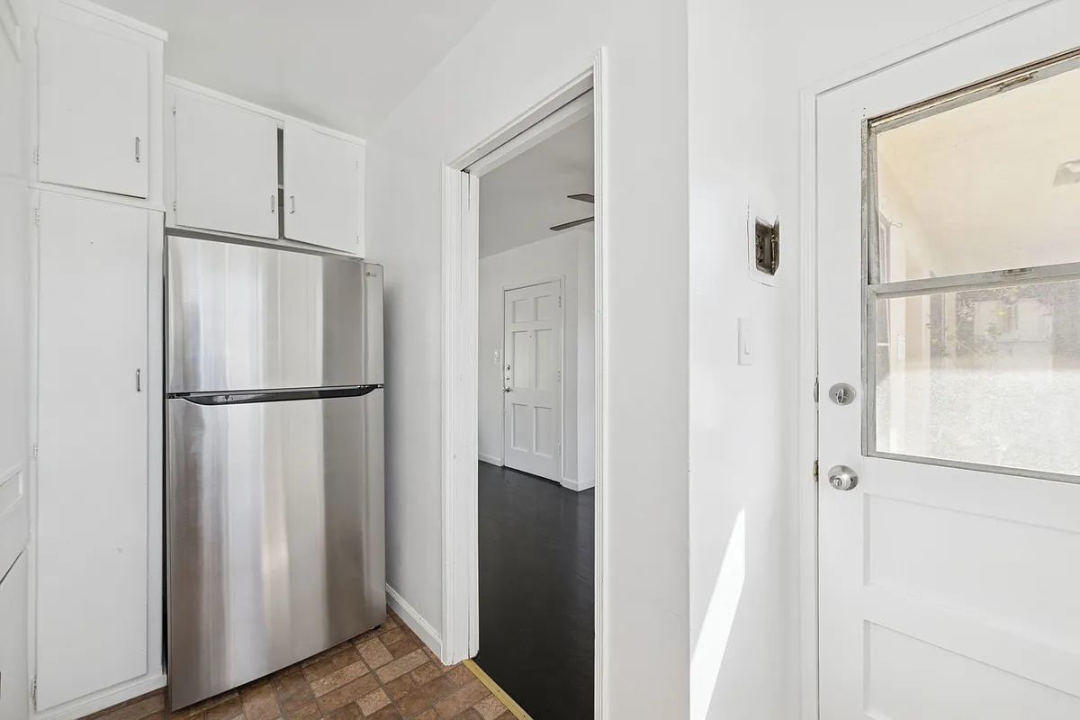 Building Photo - 2032 Delaware Ave #2032A