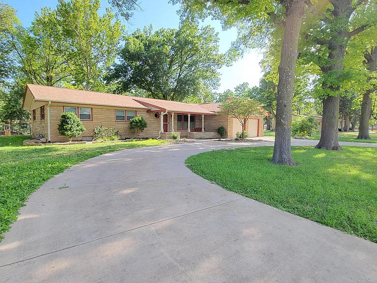 14411 W Maple St — Photo 2